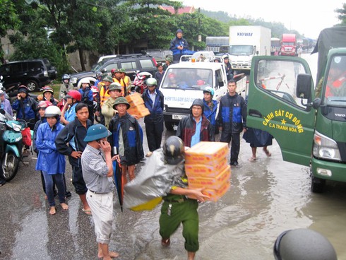 Thanh Hoá: Cận cảnh tiếp tế hàng trăm hộ dân trong vùng lũ - ảnh 16
