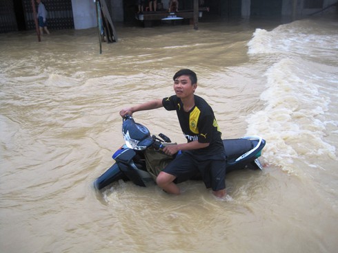 Thanh Hoá: Cận cảnh tiếp tế hàng trăm hộ dân trong vùng lũ - ảnh 19