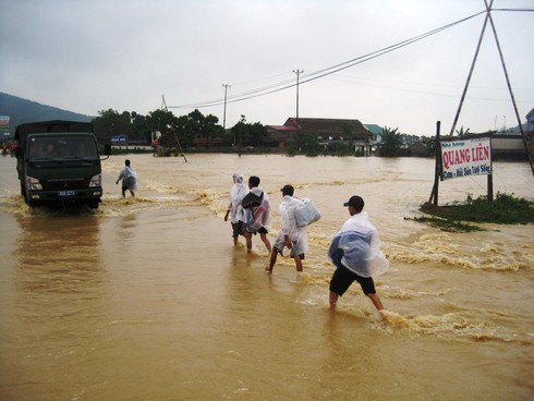 Thanh Hoá: Cận cảnh tiếp tế hàng trăm hộ dân trong vùng lũ - ảnh 20