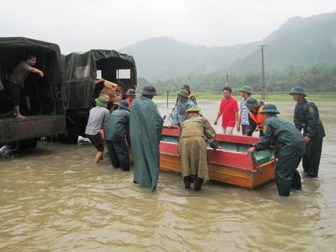 Thanh Hoá: Cận cảnh tiếp tế hàng trăm hộ dân trong vùng lũ - ảnh 6