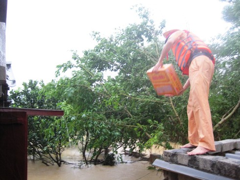Thanh Hoá: Cận cảnh tiếp tế hàng trăm hộ dân trong vùng lũ - ảnh 8