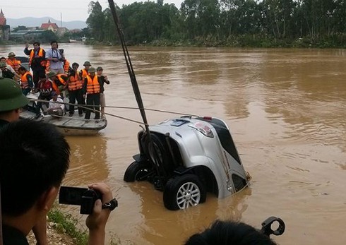 Vì sao xe chở PGĐ Sở Công thương Nghệ An qua chốt chặn? - ảnh 1