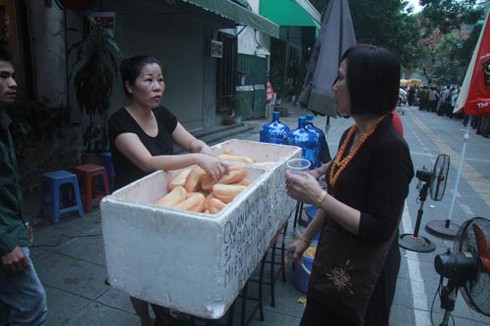 Gặp người phát bánh mì miễn phí ở lễ viếng Đại tướng - ảnh 2