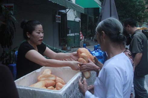 Gặp người phát bánh mì miễn phí ở lễ viếng Đại tướng - ảnh 3