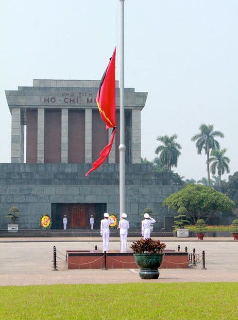 Hạ cờ rủ Quốc tang Đại tướng trên Quảng trường Ba Đình - ảnh 3