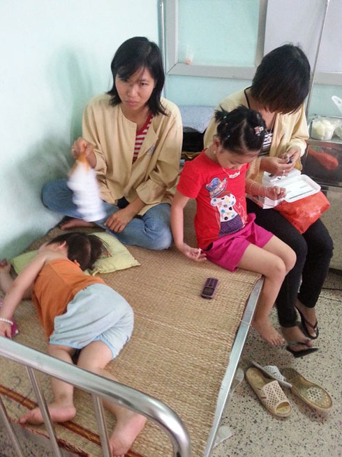 Con mắc bệnh tiểu đường, ngốn kẹo điên cuồng - ảnh 1