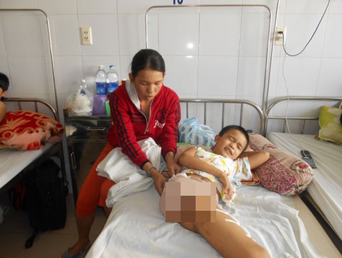 Bé trai phải cắt bỏ chân sau TNGT: Một gia đình khốn đốn - ảnh 2
