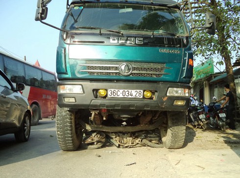Một phụ nữ chết thảm dưới gầm xe tải - ảnh 1