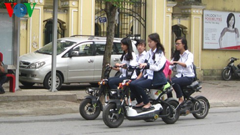 Học sinh liên tiếp vi phạm giao thông khi đi xe đạp điện - ảnh 1