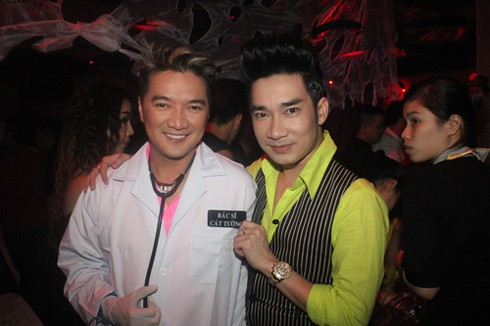 Hóa trang thành BS Cát Tường, ca sĩ Đàm Vĩnh Hưng bị chấn chỉnh - ảnh 1