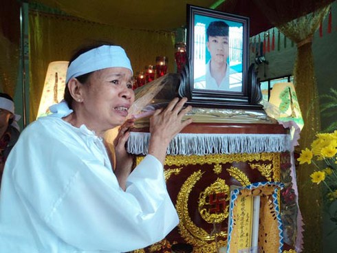 Nam sinh tự tử: Chết để mẹ mắc bệnh tim bớt khổ? - ảnh 1