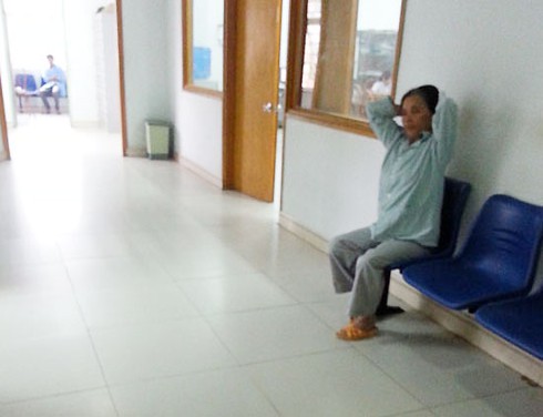 Mất 300 nghìn đồng, nữ sinh phát điên - ảnh 1