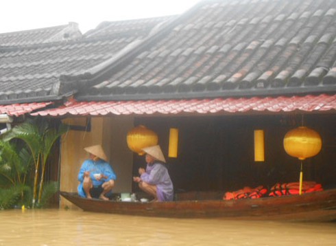 Lũ dâng cao, phố cổ Hội An chìm trong biển nước - ảnh 1