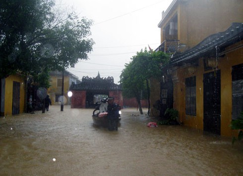 Lũ dâng cao, phố cổ Hội An chìm trong biển nước - ảnh 9
