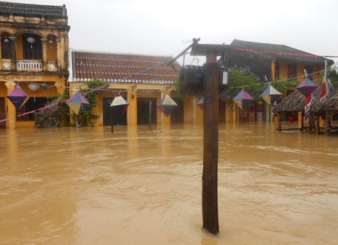Lũ dâng cao, phố cổ Hội An chìm trong biển nước - ảnh 2