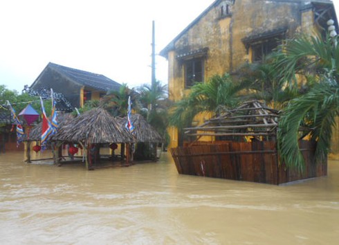 Lũ dâng cao, phố cổ Hội An chìm trong biển nước - ảnh 3