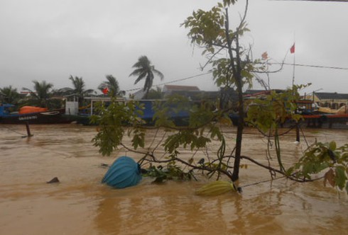 Lũ dâng cao, phố cổ Hội An chìm trong biển nước - ảnh 4