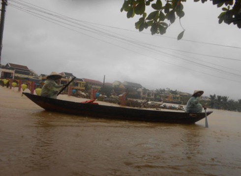 Lũ dâng cao, phố cổ Hội An chìm trong biển nước - ảnh 5