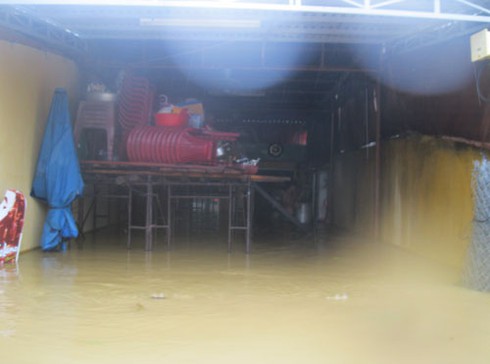 Lũ dâng cao, phố cổ Hội An chìm trong biển nước - ảnh 6