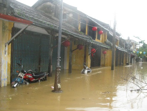 Lũ dâng cao, phố cổ Hội An chìm trong biển nước - ảnh 7