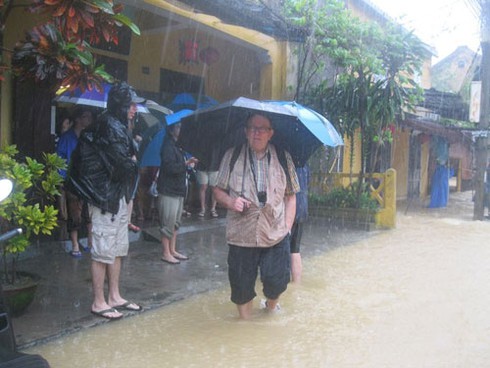 Lũ dâng cao, phố cổ Hội An chìm trong biển nước - ảnh 10