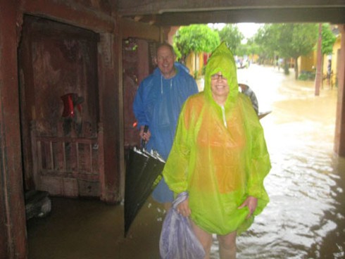 Lũ dâng cao, phố cổ Hội An chìm trong biển nước - ảnh 11