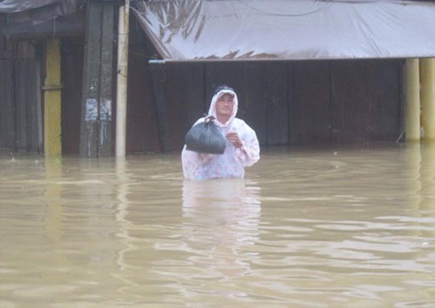 Lũ dâng cao, phố cổ Hội An chìm trong biển nước - ảnh 13