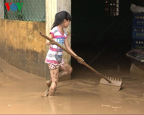 Tận mắt thấy rốn lũ: Chỉ còn lại bùn và rác - ảnh 9