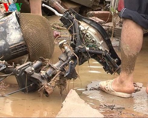 Tận mắt thấy rốn lũ: Chỉ còn lại bùn và rác - ảnh 1