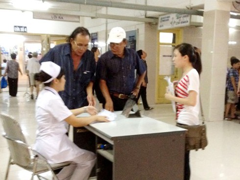 Thái độ cáu gắt với bệnh nhân, một bác sĩ bị phạt - ảnh 1