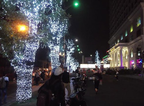 Ngắm không khí Noel sớm tại Hà Nội - ảnh 1