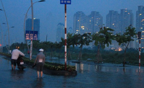 TP.HCM: Tảng sáng, nhiều nơi chìm trong nước lớn - ảnh 6