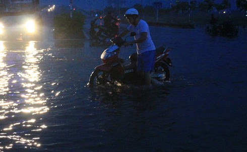 TP.HCM: Tảng sáng, nhiều nơi chìm trong nước lớn - ảnh 7
