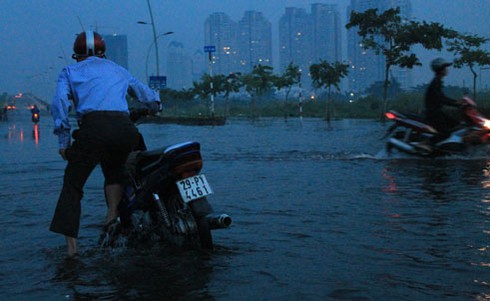 TP.HCM: Tảng sáng, nhiều nơi chìm trong nước lớn - ảnh 8