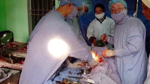 Hy hữu: Chuyển phòng mổ về nhà cấp cứu sản phụ nguy kịch - ảnh 1