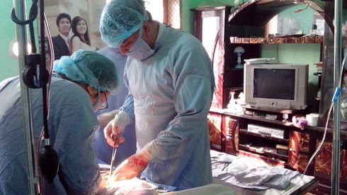 Hy hữu: Chuyển phòng mổ về nhà cấp cứu sản phụ nguy kịch - ảnh 2