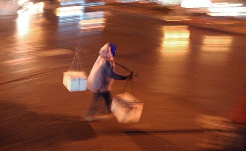 Hà Nội: Người dân co ro mưu sinh trong đêm lạnh - ảnh 12
