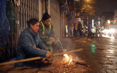 Hà Nội: Người dân co ro mưu sinh trong đêm lạnh - ảnh 1