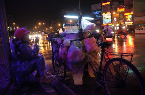 Hà Nội: Người dân co ro mưu sinh trong đêm lạnh - ảnh 6
