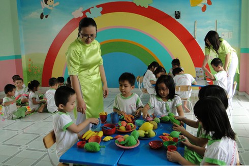 Phí trông trẻ ngày cận Tết: 350.000 đồng/ ngày - ảnh 1