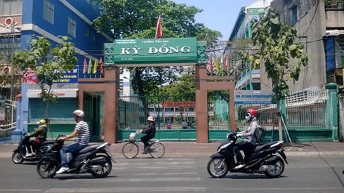 Ăn kẹo của người lạ, học sinh lớp 5 suýt bị bắt cóc - ảnh 1