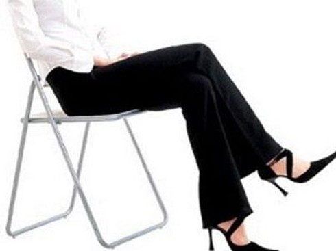 Ngồi vắt chéo chân: Nhiều bệnh hiểm tấn công bạn - ảnh 1