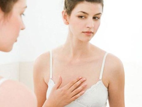 Ngực bạn gái phẳng lì như đàn ông, có sao không? - ảnh 1