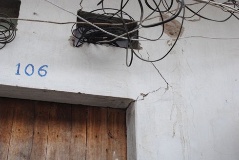 Phòng trọ nứt, ẩm mốc: Chủ nhân tương lai thách thức tử thần - ảnh 2