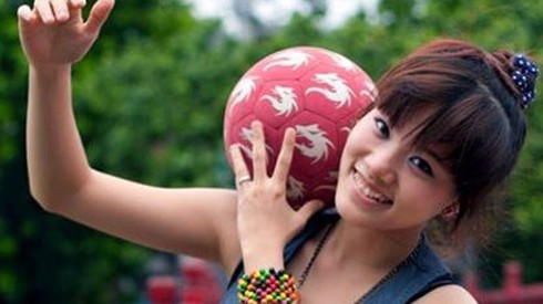 Cô gái có biệt tài vừa tâng bóng nghệ thuật vừa chơi piano - ảnh 2