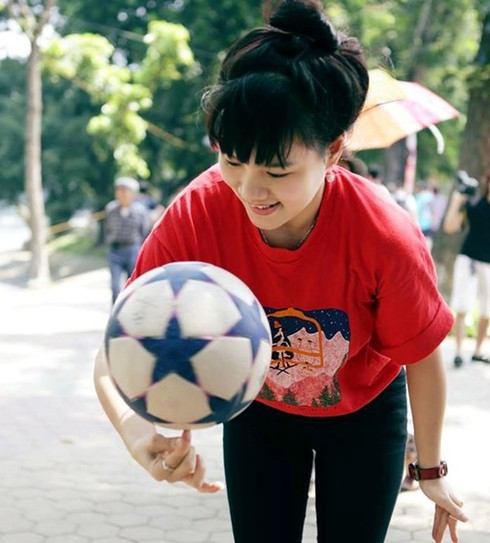 Cô gái có biệt tài vừa tâng bóng nghệ thuật vừa chơi piano - ảnh 3