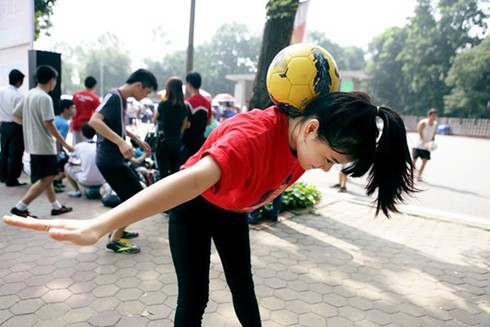 Cô gái có biệt tài vừa tâng bóng nghệ thuật vừa chơi piano - ảnh 4