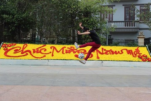 Cô gái có biệt tài vừa tâng bóng nghệ thuật vừa chơi piano - ảnh 5