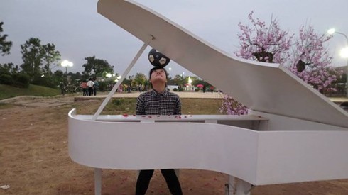 Cô gái có biệt tài vừa tâng bóng nghệ thuật vừa chơi piano - ảnh 6