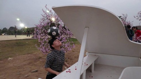 Cô gái có biệt tài vừa tâng bóng nghệ thuật vừa chơi piano - ảnh 1